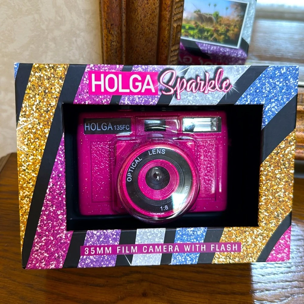Holga 35 mm Film Camera 135FC Sparkle Pink with Flash. A unique film experience.